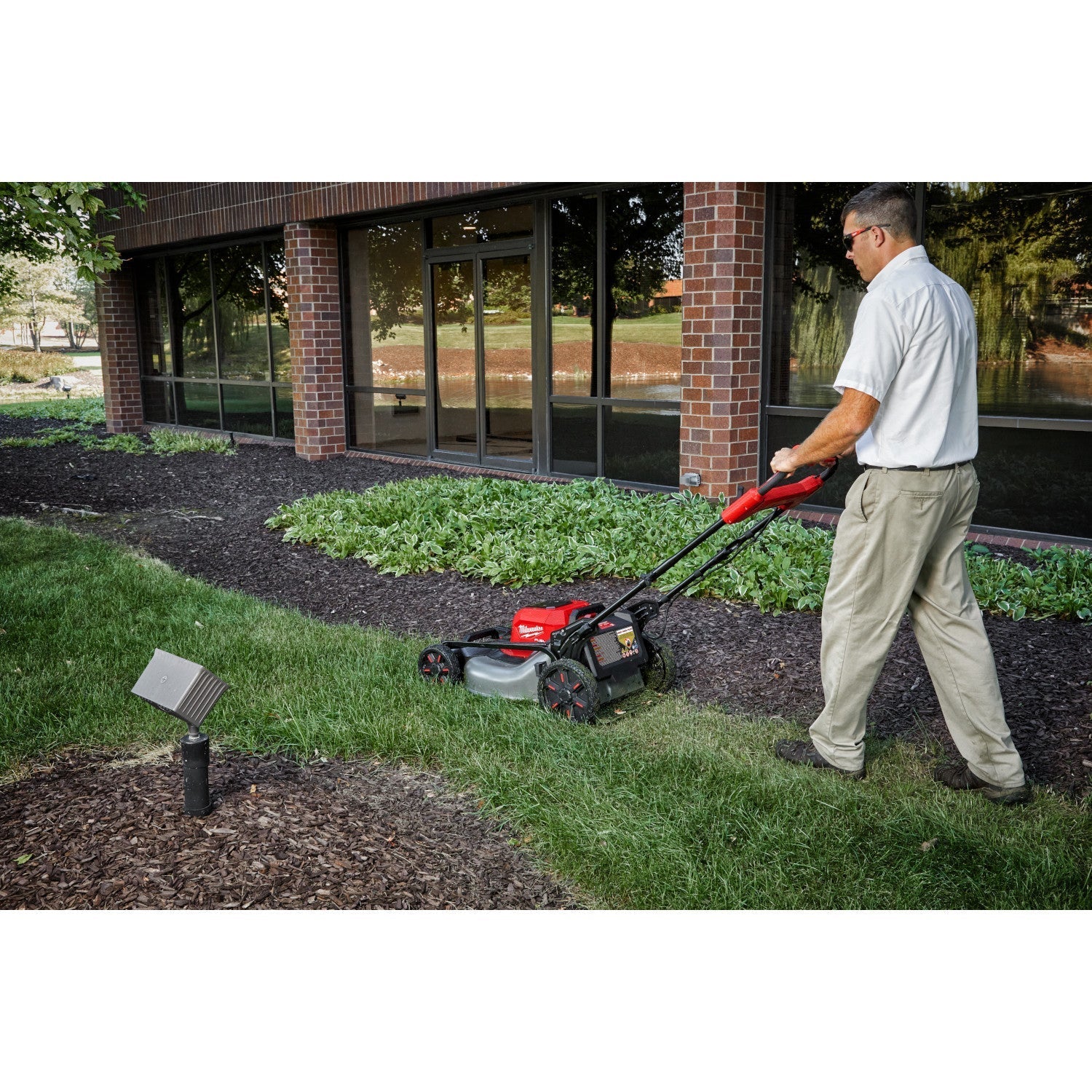 Milwaukee 2823-22HD - M18 FUEL™ 21" Self-Propelled Dual Battery Mower Kit - Wise Line Tools