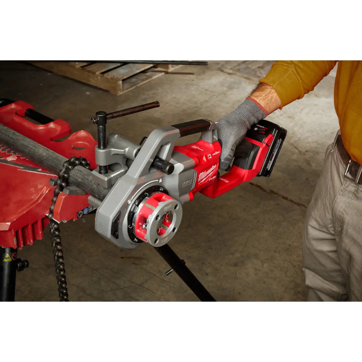 Milwaukee 2870-22 - M18 FUEL™ Compact Pipe Threader w/ ONE-KEY™ w/ 1/2" - 1-1/4" Compact NPT Forged Aluminum Die Heads - Wise Line Tools