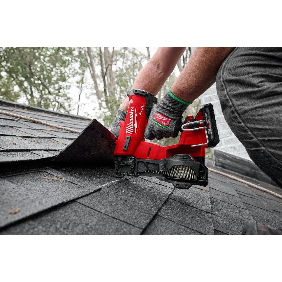 Milwaukee 2909-21 - M18 FUEL™ Coil Roofing Nailer Kit - Wise Line Tools