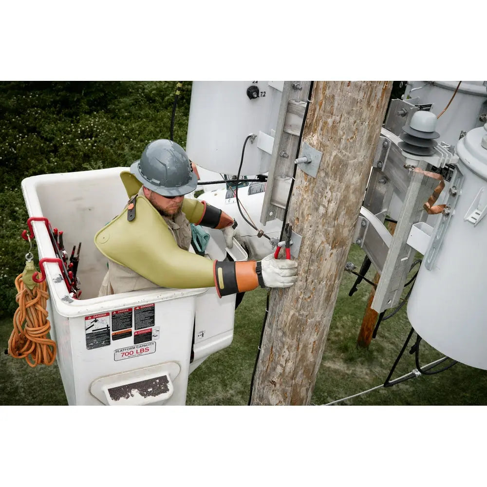 Milwaukee MT500T - 9" Lineman's Dipped Grip Pliers w/ Thread Cleaner (USA) - Wise Line Tools