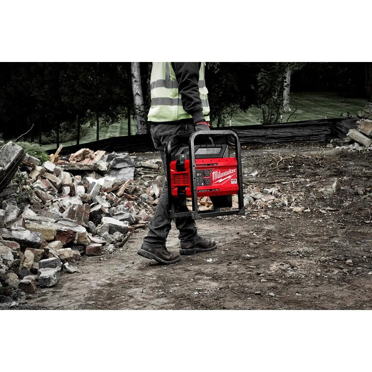 Milwaukee MXF002-2XC - MX FUEL™ CARRY-ON™ 3600W/1800W Power Supply - Wise Line Tools