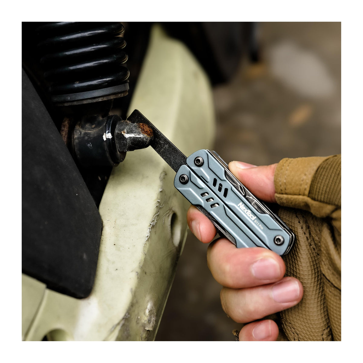 NexTool Mini Sailor S11 Pro - using an implement