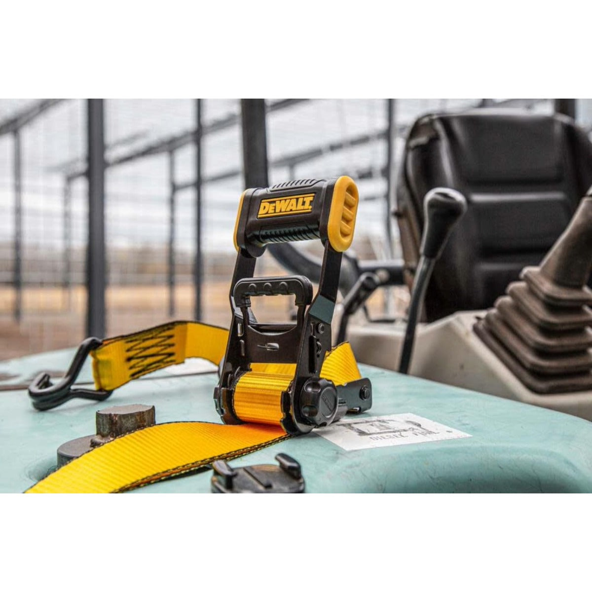 DEWALT DXBC33002 - 1.5 in. x 16 ft. Ratchet Tie Down Straps (2-Pack)