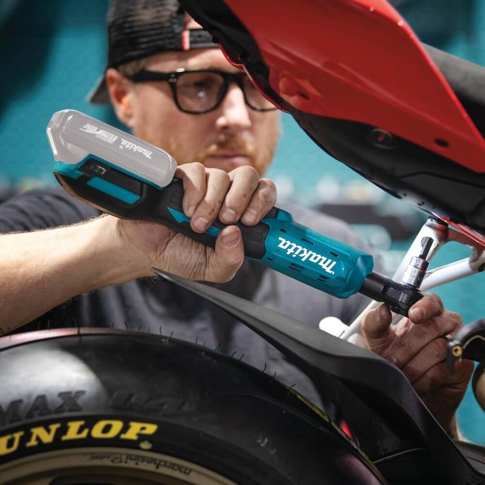 MAKITA DUA250Z - 18V x2 (36V) LXT Brushless Cordless 10" Pole Chainsaw (Tool Only)