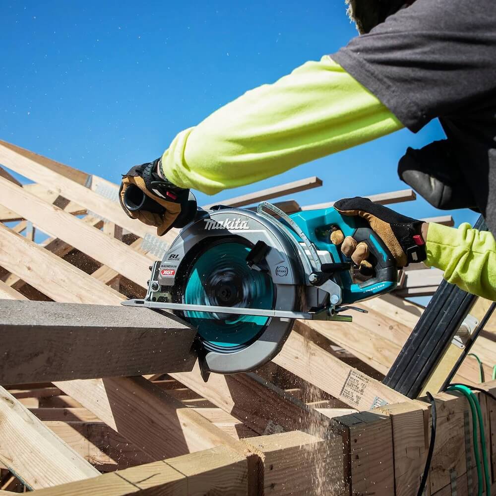 MAKITA RS002GM101 - 40V Max XGT Brushless 10-1/4" Rear Handle Circular Saw Kit