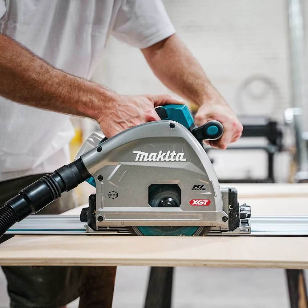 MAKITA SP001GZ05 - 40V max XGT Brushless 6-1/2" Plunge Cut Circular Saw with 55" Guide Rail (Tool Only)