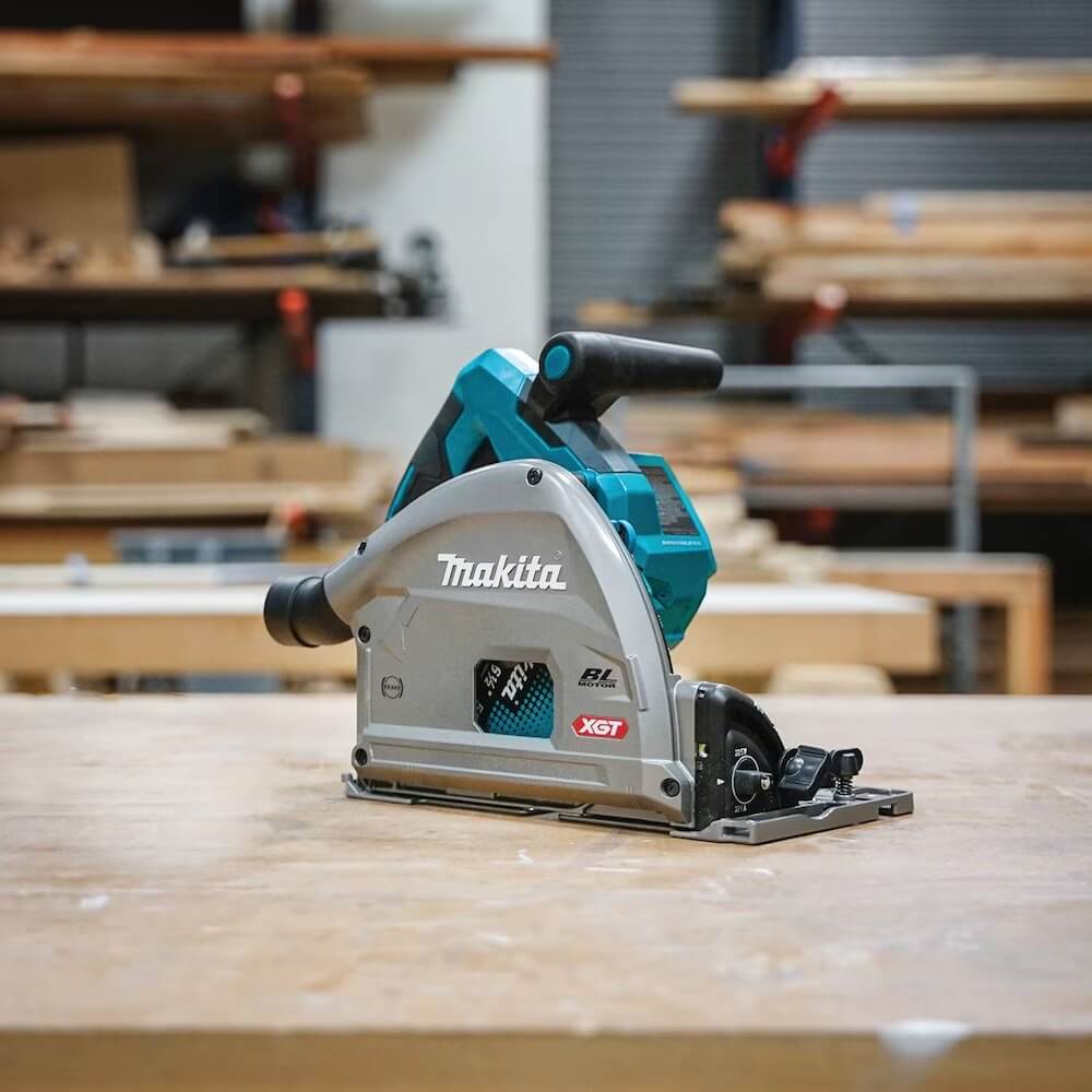 MAKITA SP001GZ05 - 40V max XGT Brushless 6-1/2" Plunge Cut Circular Saw with 55" Guide Rail (Tool Only)