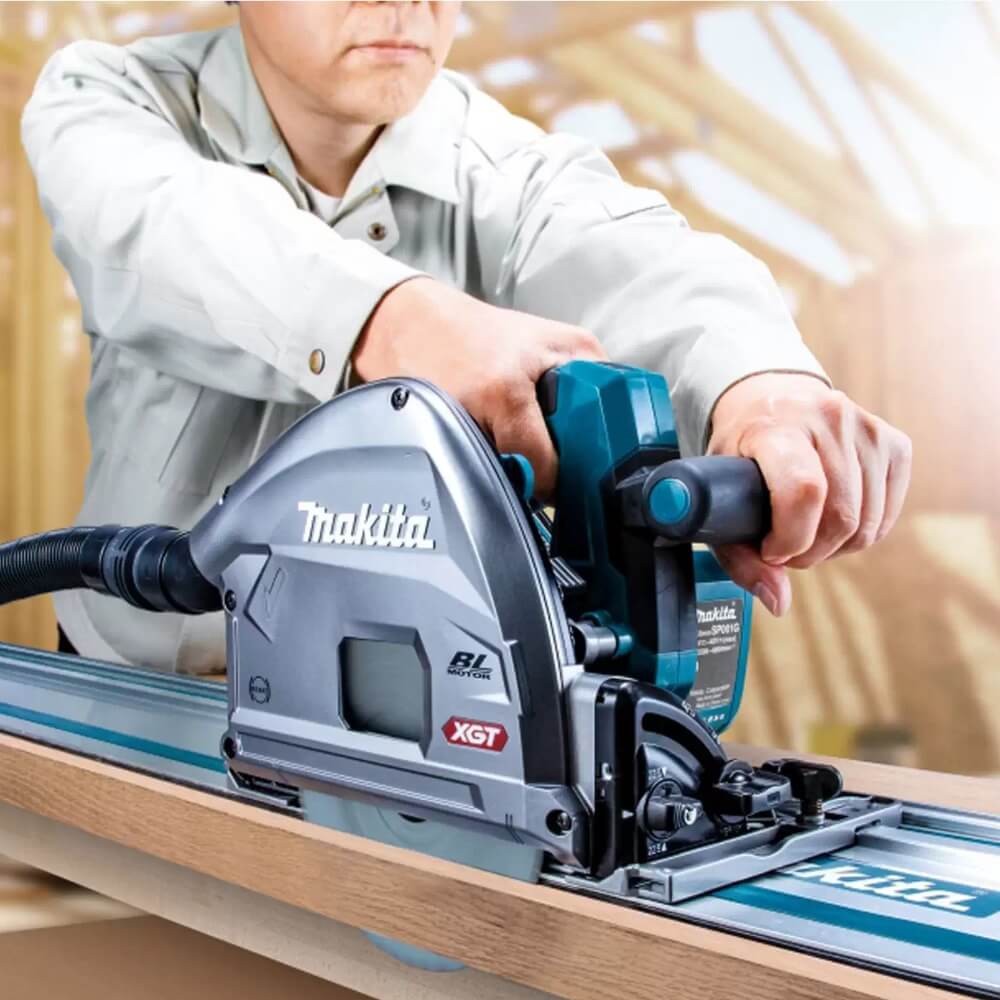 MAKITA SP001GM104 - 40Vmax XGT Brushless 6-1/2" Plunge Cut Circular Saw Kit with AWS (4.0Ah)