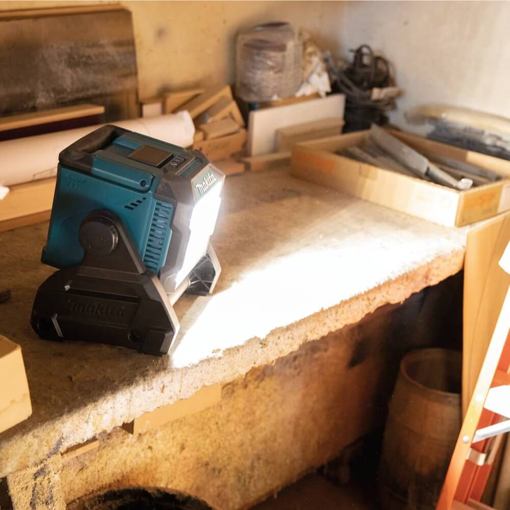 MAKITA ML005GX - 40V max XGT / 18V LXT Cordless L.E.D. Work Light with Lamp Shade