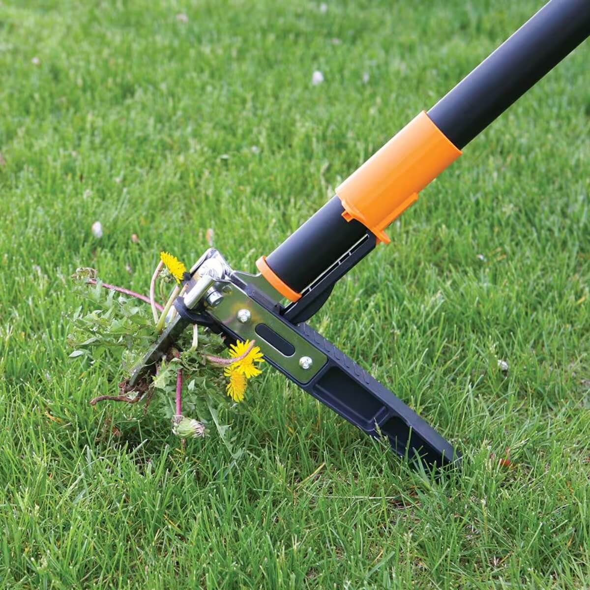 Fiskars FSK-7880 Stand-up Weeder - 3 Claw - 39 in.