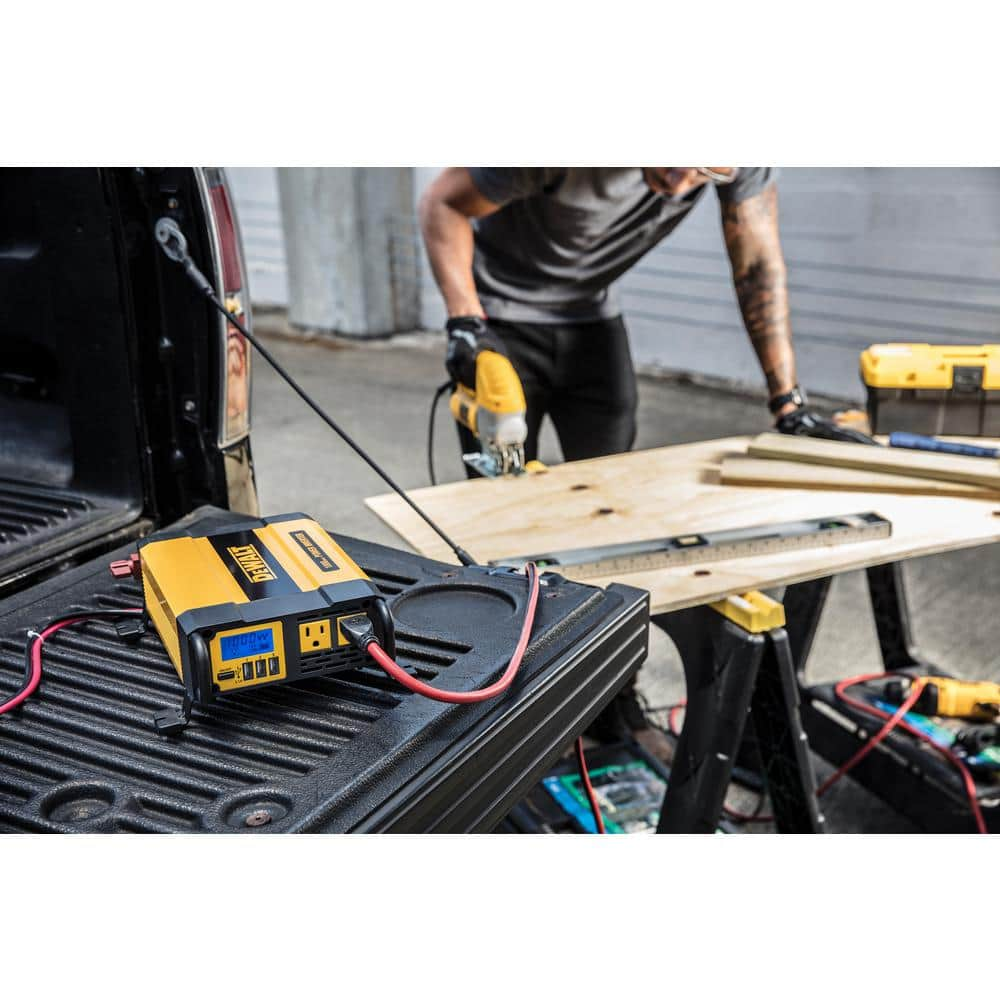 DEWALT DXAEPI1000-CA - Onduleur portable pour voiture de 1 000 watts avec trois ports USB