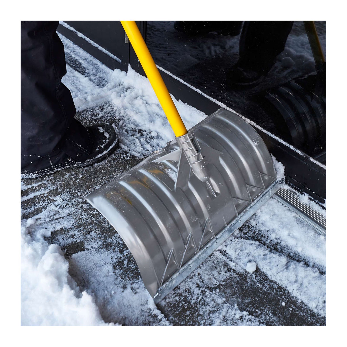 Garant GIPP21FKDR 21-Inch Snow Pusher With Steel Wear Strip
