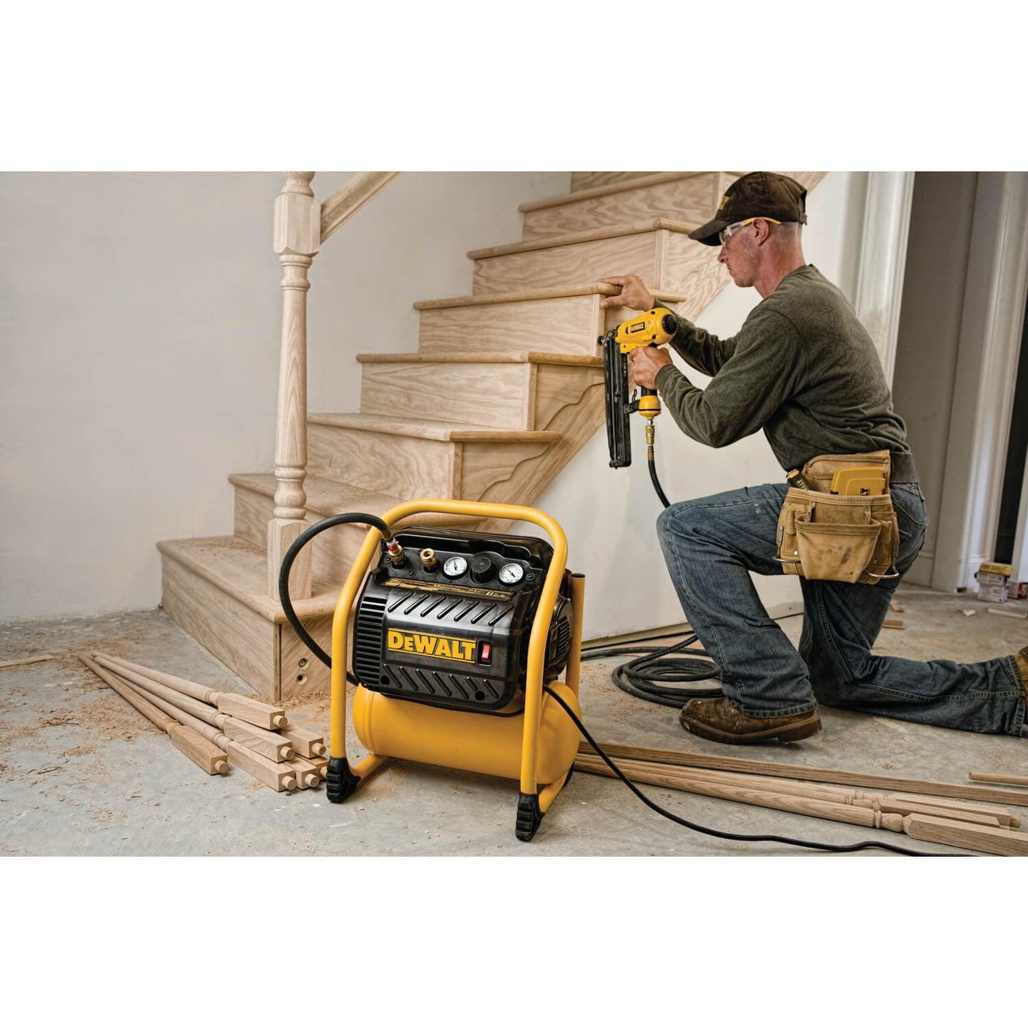 Compresseur d'air DEWALT DWFP55130 pour garniture, 200 psi max., fonctionnement silencieux