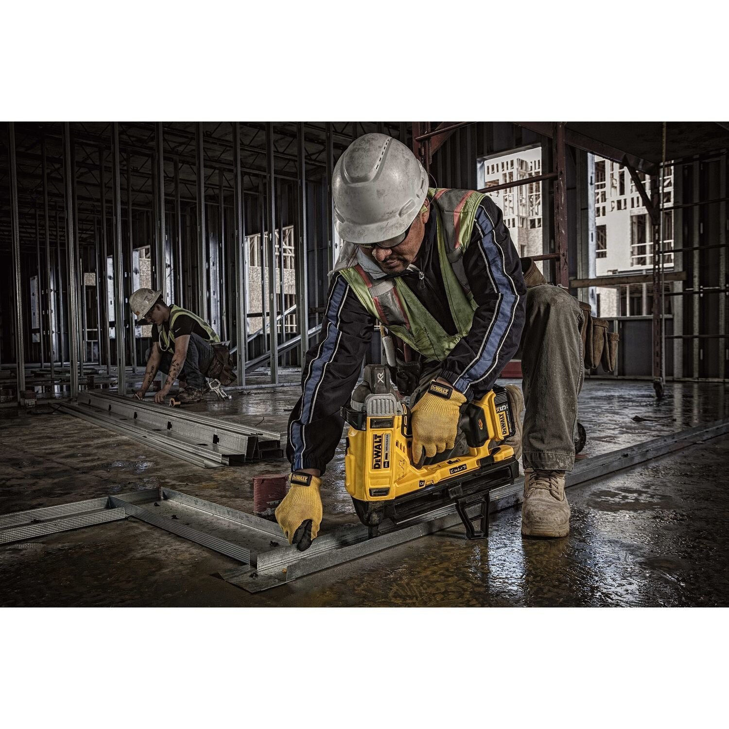 DeWalt DCN890P2  -  20V MAX* XR® Cordless Concrete Nailer Kit