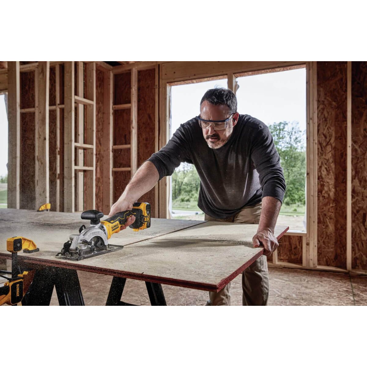 Dewalt DCS571B ATOMIC 20V MAX* BRUSHLESS 4-1/2 IN. CORDLESS CIRCULAR SAW (TOOL ONLY)