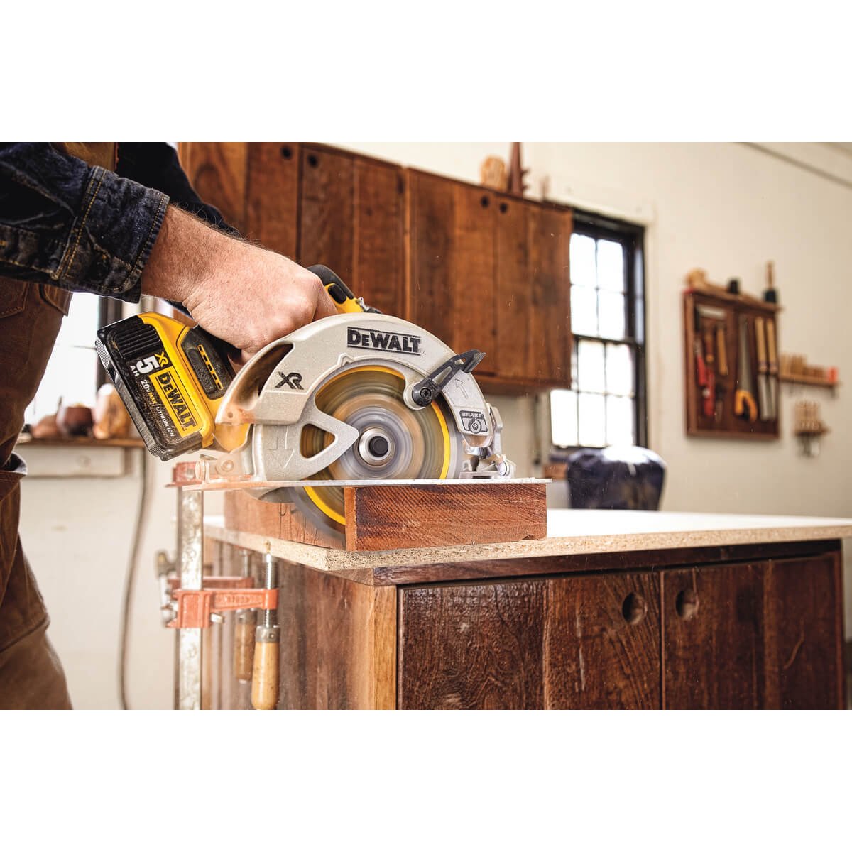 Dewalt DCS570B 20V MAX XR 7-1/4" Circular Saw - TOOL ONLY