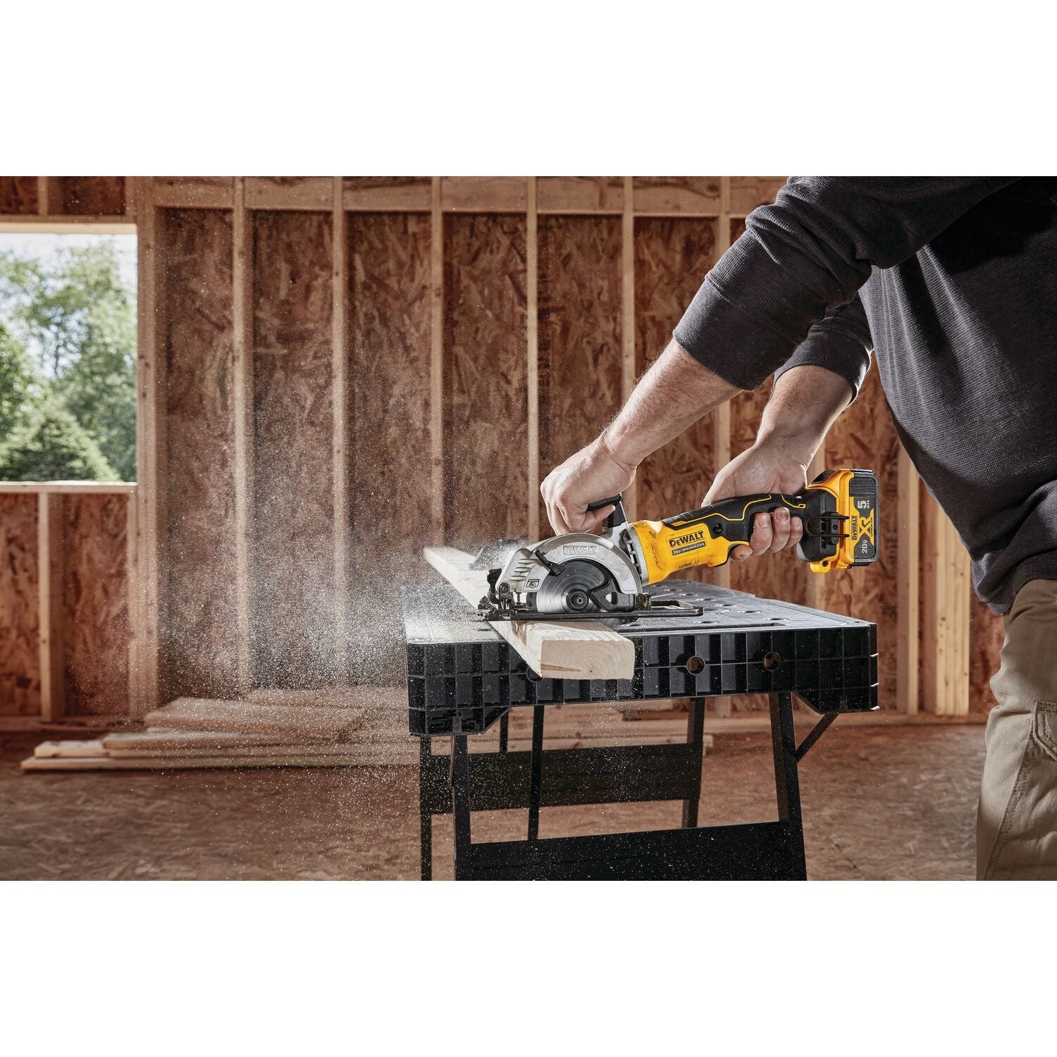 Dewalt DCS571P1 ATOMIC 20V MAX* Brushless 4-1/2 in. Cordless Circular Saw Kit