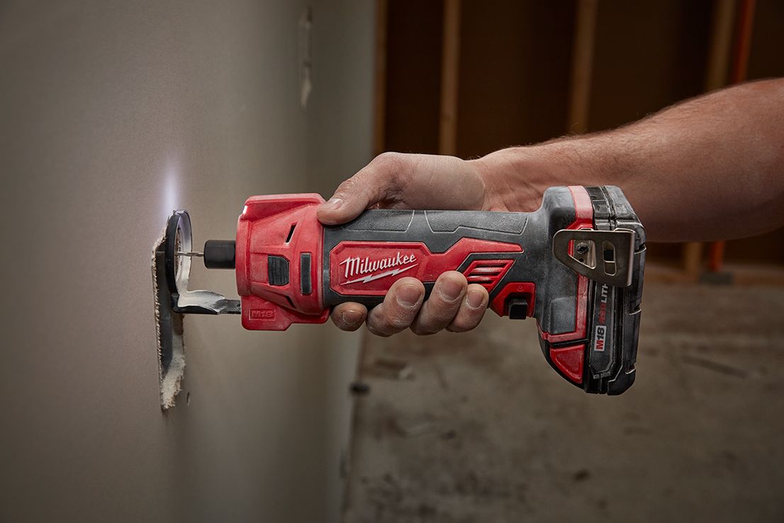 Milwaukee 2866-22CTP - M18 FUEL Brushless Cordless Drywall Screw Gun Compact Kit with M18 Cutout Tool