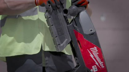 Charger la vidéo : Milwaukee MXF301-2CP MX FUEL™ Handheld Core Drill Kit - product video