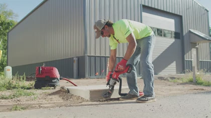 Charger la vidéo : Milwaukee 2613-20 M18™ Brushless 1” SDS Plus D-Handle Rotary Hammer - product video