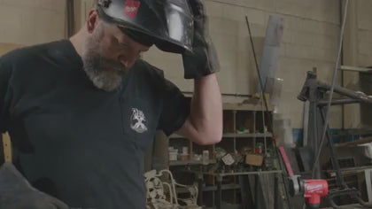 Charger la vidéo : Milwaukee 2483-20 M12 FUEL™ 3/8" X 13" Bandfile - product video