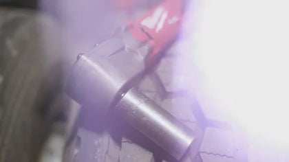 Charger la vidéo : Milwaukee 2565-22 M12 FUEL™ 1/2" Right Angle Impact Wrench Kit - product video