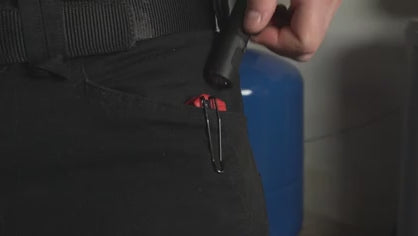 Charger la vidéo : Milwaukee 2011R Rechargeable 500L Everyday Carry Flashlight w/ Magnet - product video