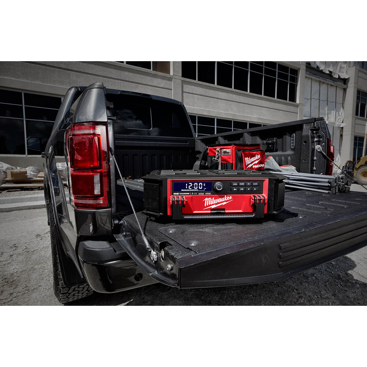 Milwaukee 2950-20 - Radio M18™ PACKOUT™ + chargeur