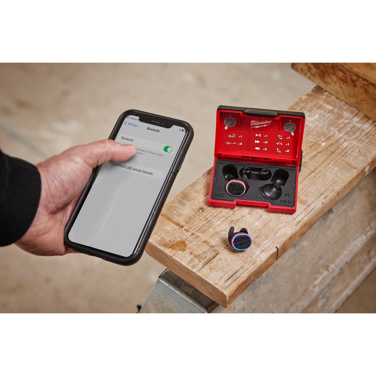 Milwaukee 2191-21 - Écouteurs de chantier Bluetooth® USB REDLITHIUM™