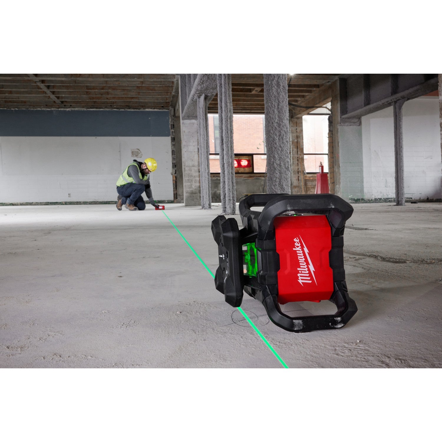 Kit de niveau laser rotatif intérieur vert Milwaukee 3702-21 M18™ avec télécommande/récepteur et support mural