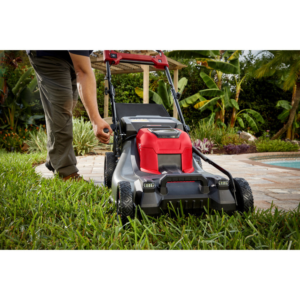 Milwaukee 2823-22HD - M18 FUEL™ 21" Selbstfahrender Rasenmäher mit Doppelbatterie