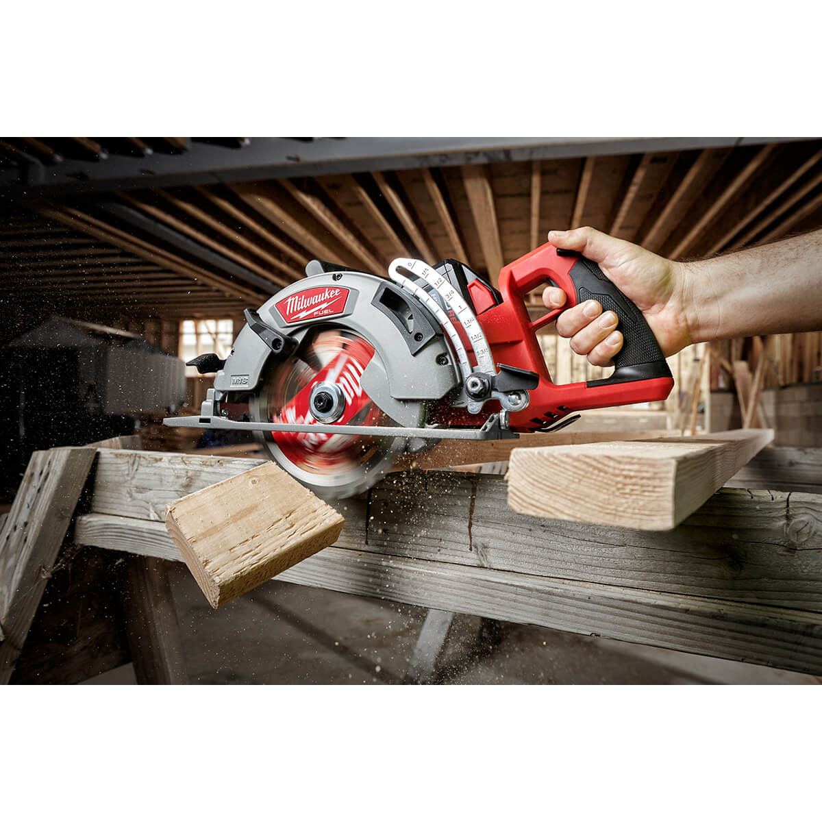 Milwaukee 2830-21HD - Ensemble de scie circulaire M18 FUEL™ à poignée arrière de 7-1/4 po