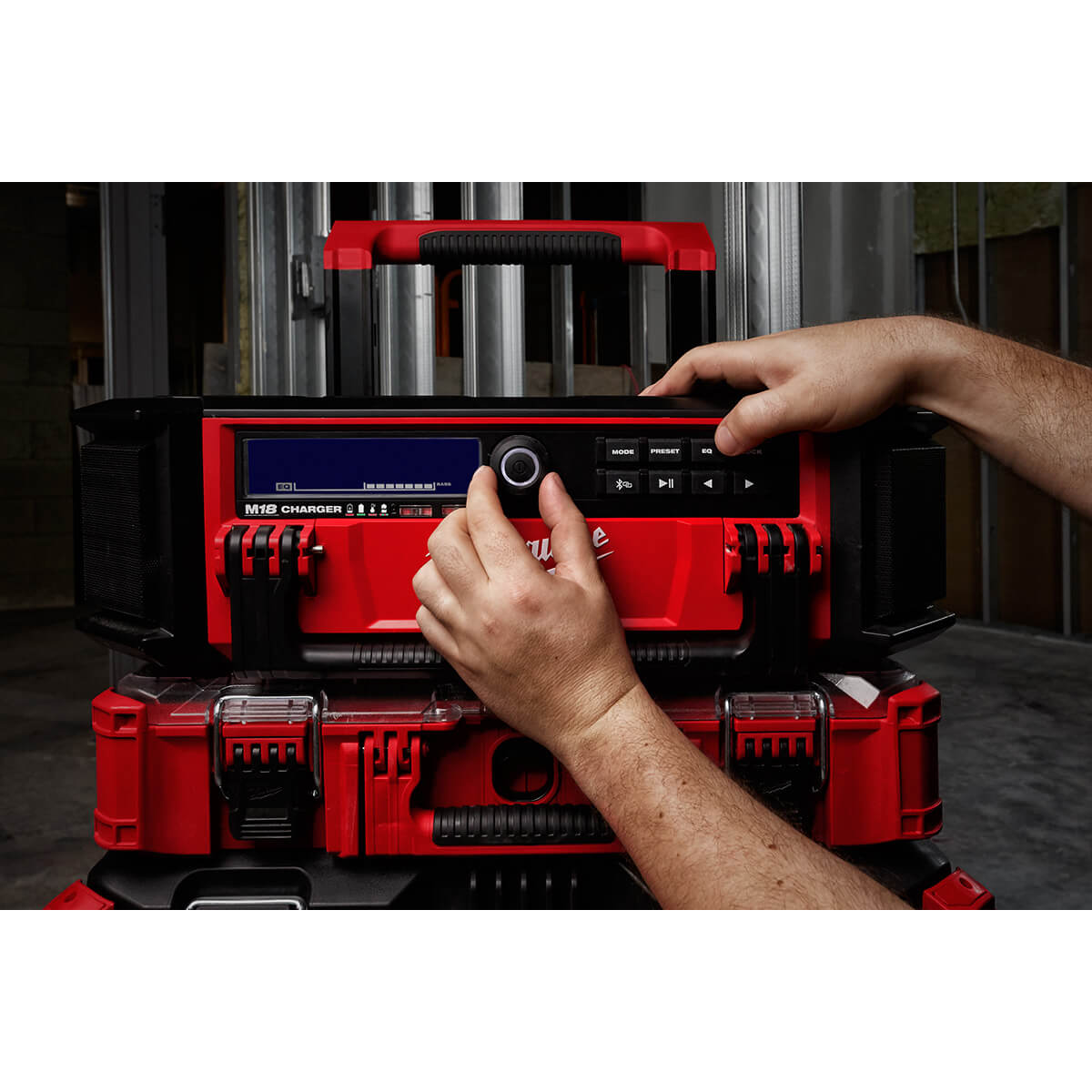 Milwaukee 2950-20 - Radio M18™ PACKOUT™ + chargeur