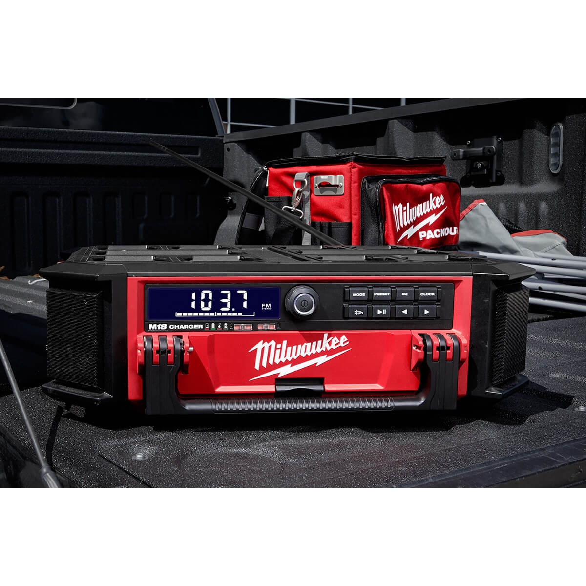 Milwaukee 2950-20 - Radio M18™ PACKOUT™ + chargeur