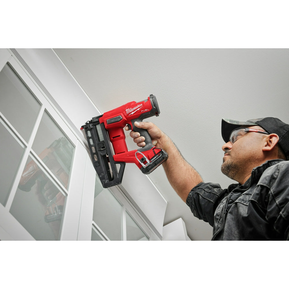 Milwaukee 3020-20 - Cloueuse de finition droite M18 FUEL™ calibre 16