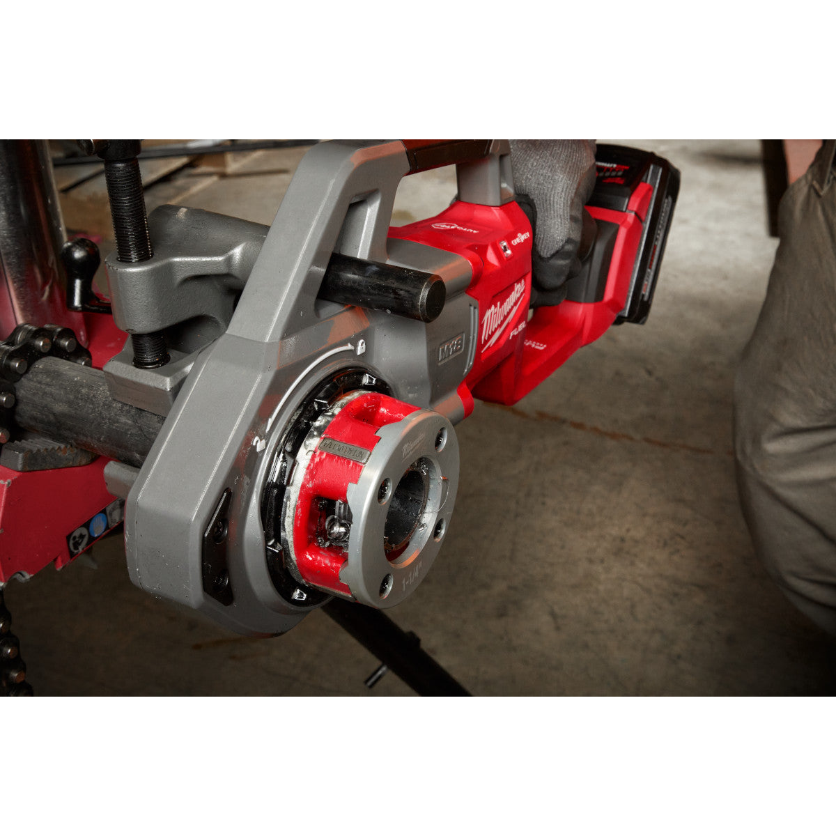 Milwaukee 2870-22 - M18 FUEL™ Compact Pipe Threader w/ ONE-KEY™ w/ 1/2" - 1-1/4" Compact NPT Forged Aluminum Die Heads