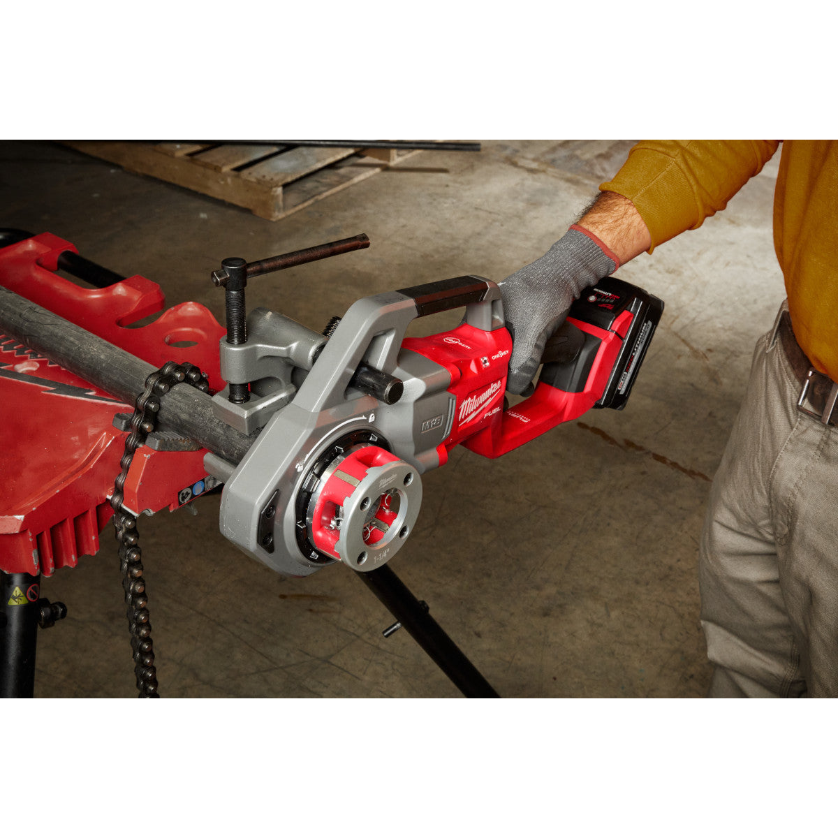 Milwaukee 2870-22 - M18 FUEL™ Compact Pipe Threader w/ ONE-KEY™ w/ 1/2" - 1-1/4" Compact NPT Forged Aluminum Die Heads