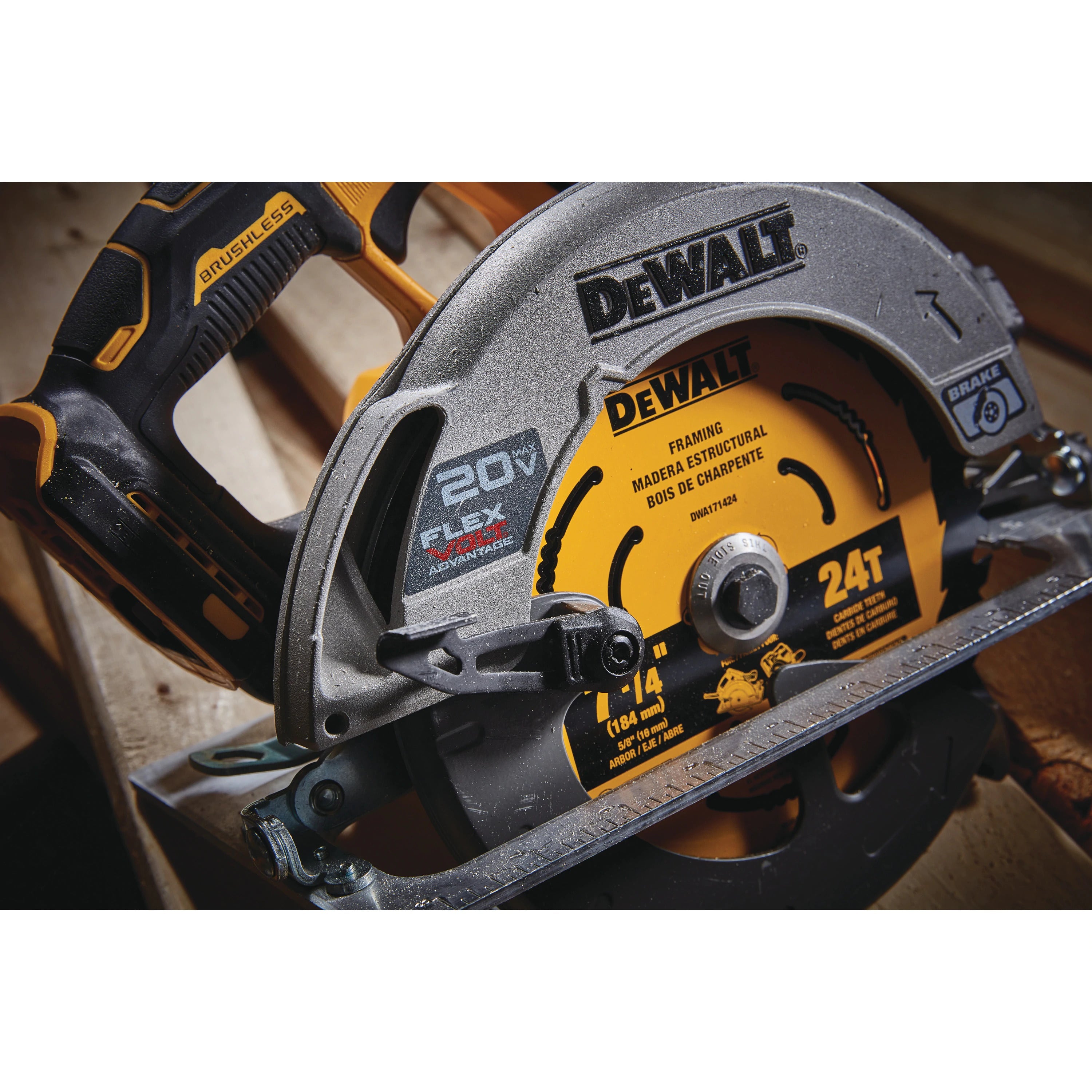 Scie circulaire sans fil DEWALT DCS573B-20V MAX* 7-1/4 po avec avantage FLEXVOLT (outil seulement)