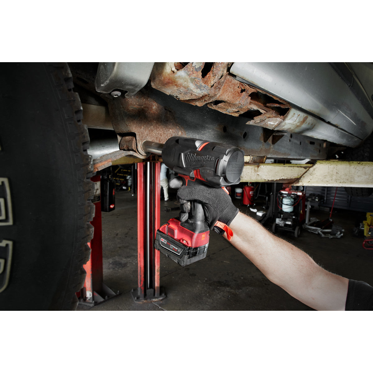 Milwaukee 2767-22R - M18 FUEL™ High Torque 1/2” Impact Wrench with Friction Ring Kit