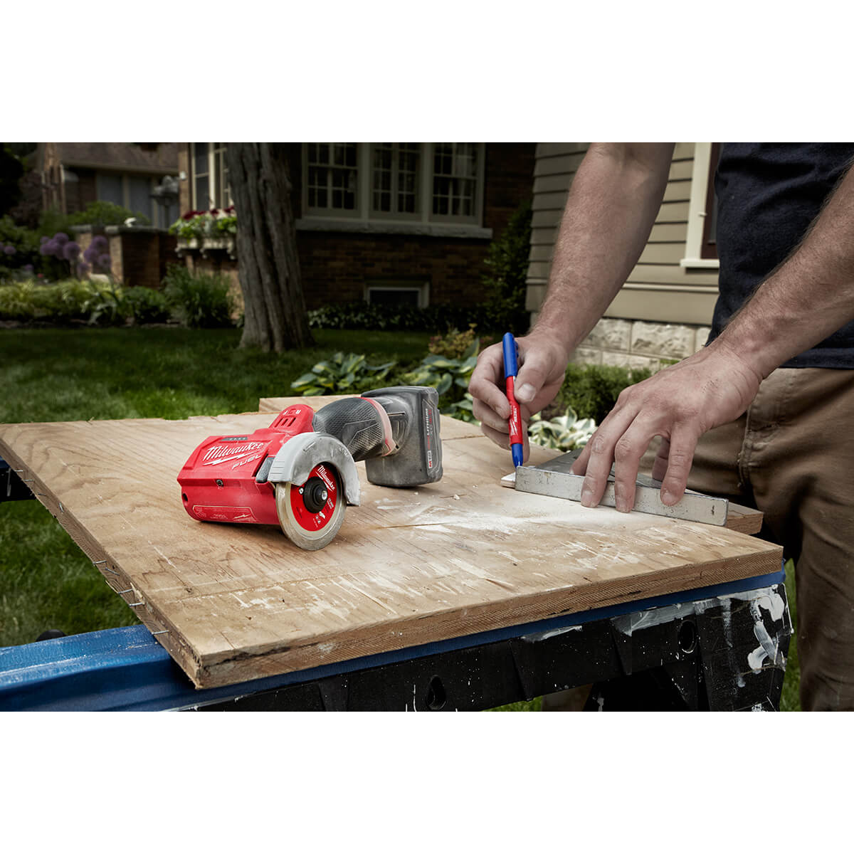 Milwaukee 2522-21XC - M12 FUEL™ 3 in. Compact Cut Off Tool Kit