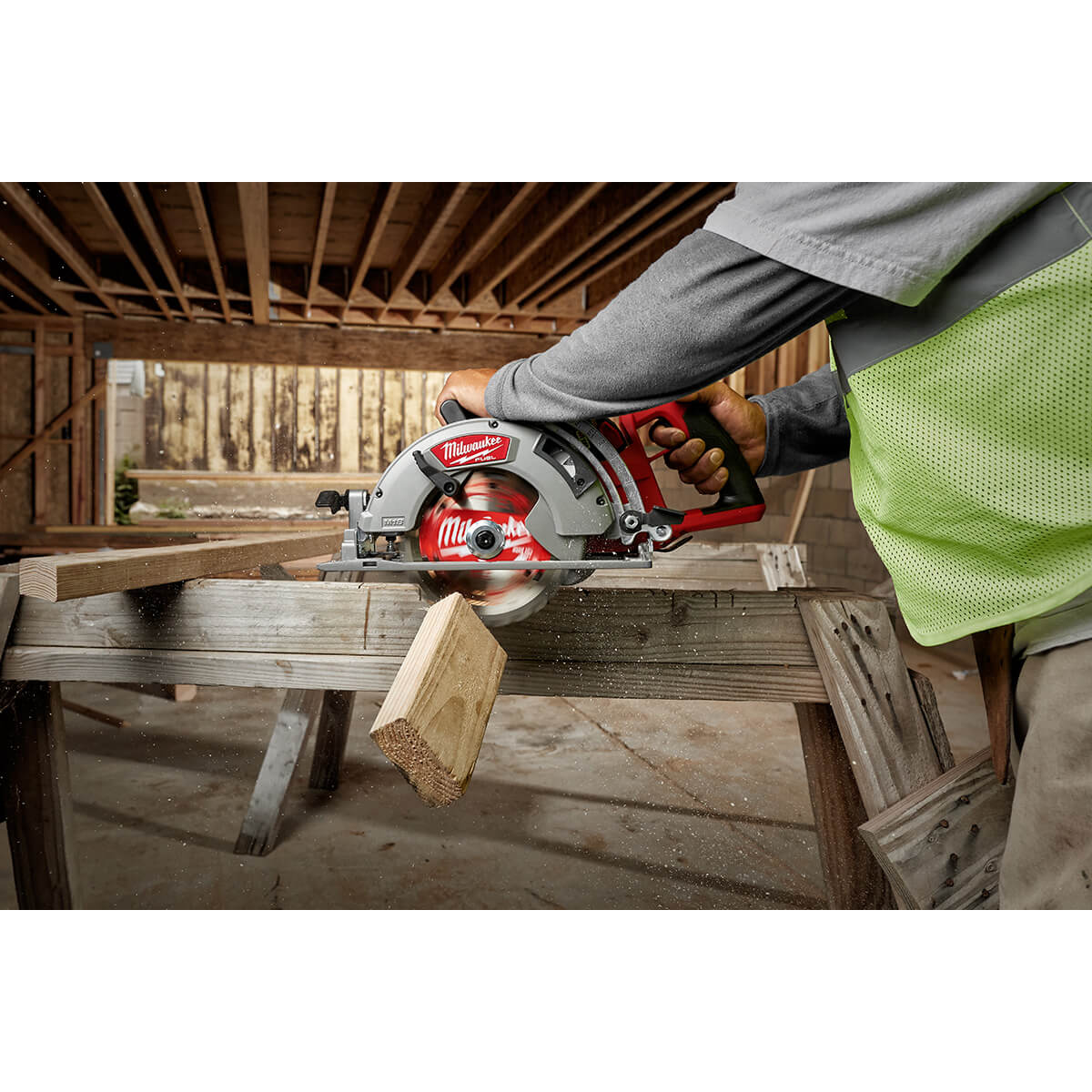 Milwaukee 2830-21HD - Ensemble de scie circulaire M18 FUEL™ à poignée arrière de 7-1/4 po