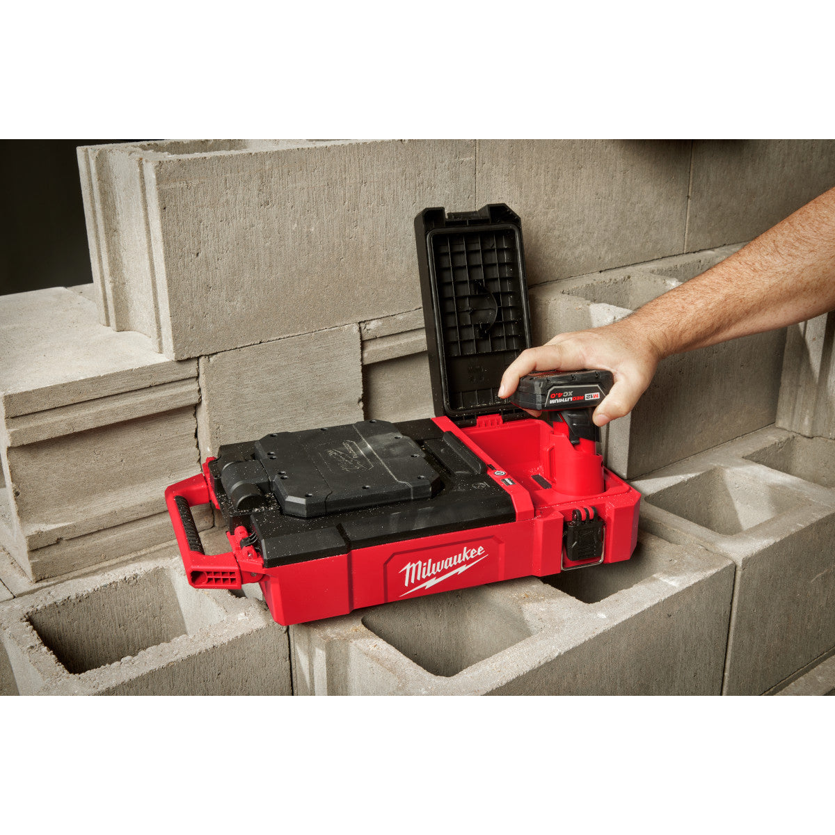 Projecteur Milwaukee 2356-20 - M12™ PACKOUT™ avec chargement USB