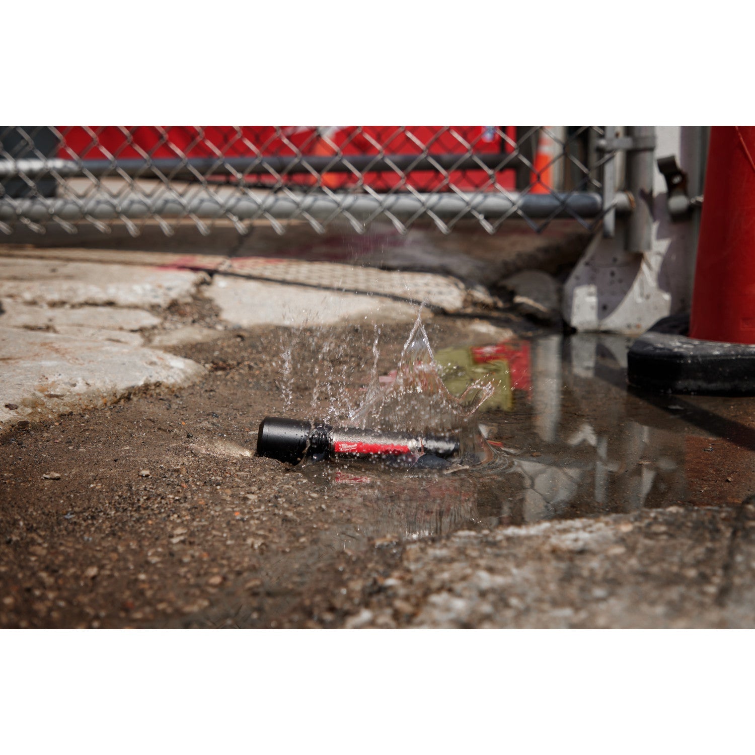 Milwaukee 2162-21 - REDLITHIUM™ USB 2,000L Slide Focus Flashlight