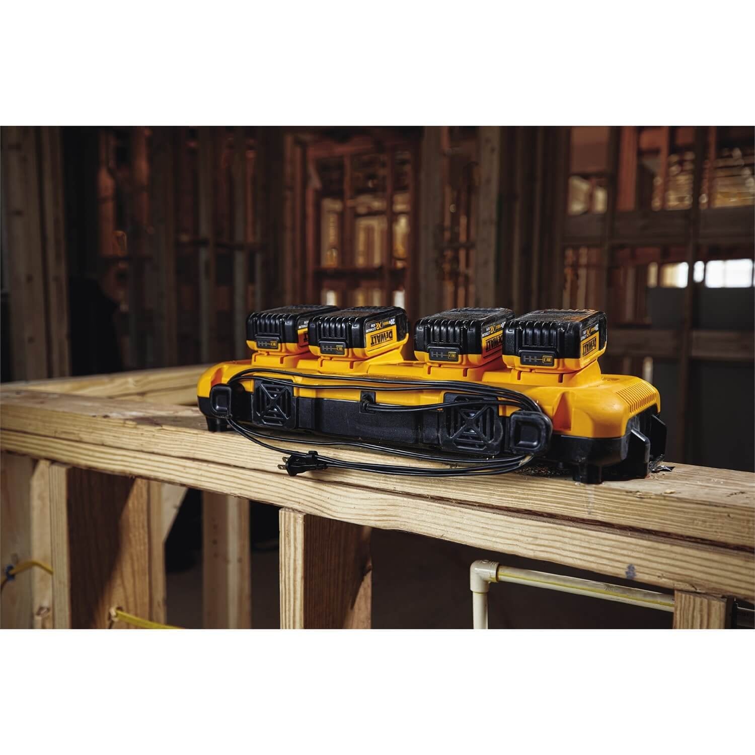 Chargeur DEWALT DCB104-20V MAX**, 4 ports, charge rapide