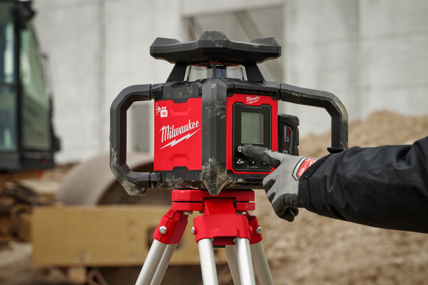 Milwaukee 3704-21T - M18™ Roter Rotationslaser-Wasserwaagensatz mit doppelter Neigung für den Außenbereich, mit Empfänger, Fernbedienung, Nivellierlatte und Stativ