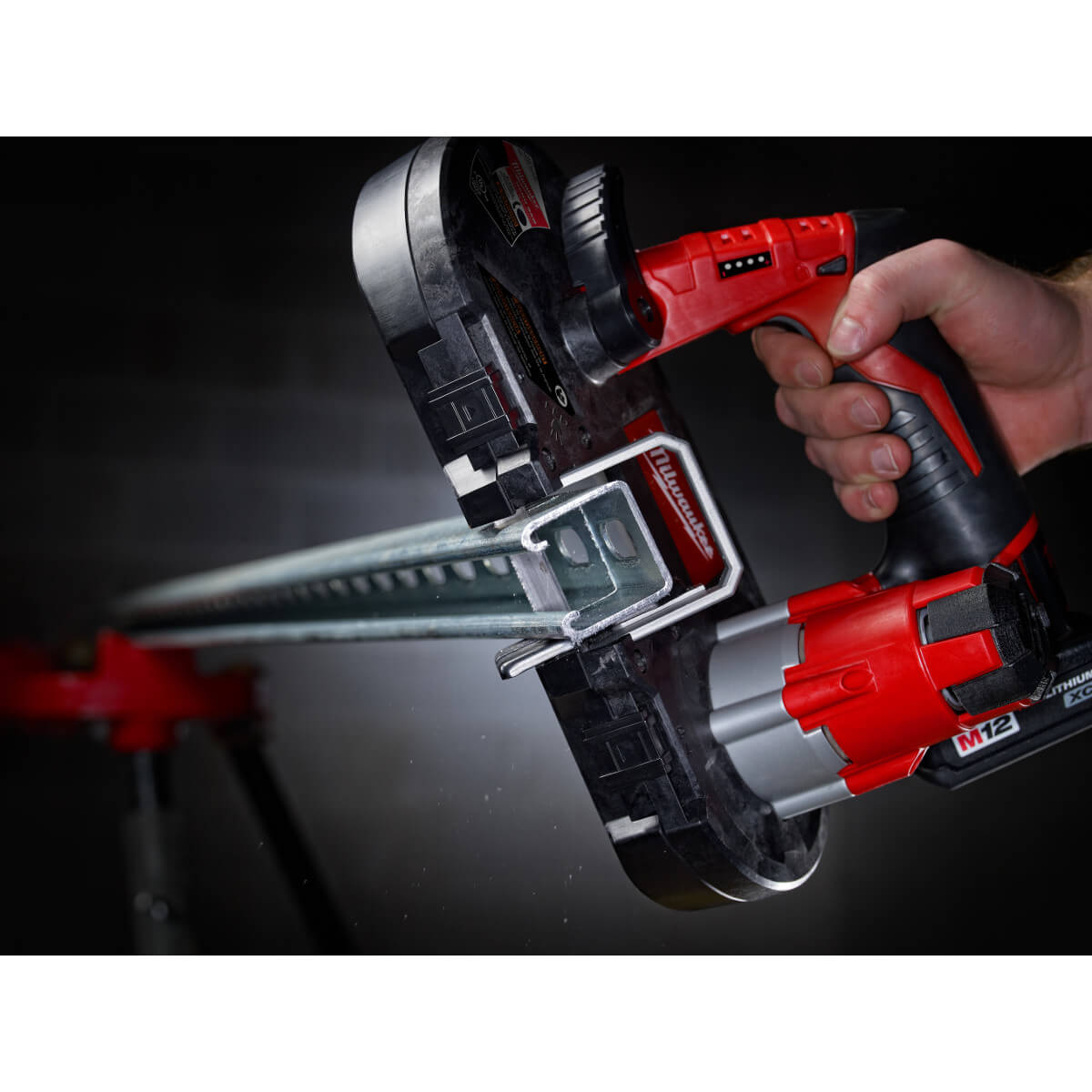 Milwaukee 2429-21XC - Kit de scie à ruban sous-compacte sans fil M12™