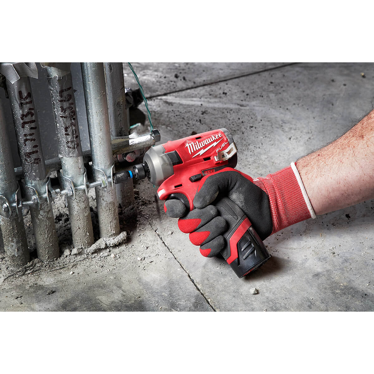 Milwaukee 2551-22 - Kit de tournevis hydraulique hexagonal M12 FUEL™ SURGE™ 1/4 po avec 2 batteries