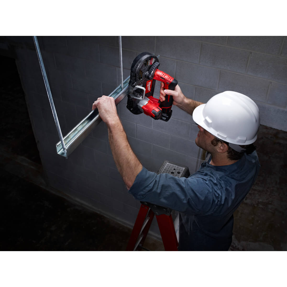 Milwaukee 2429-21XC - Kit de scie à ruban sous-compacte sans fil M12™