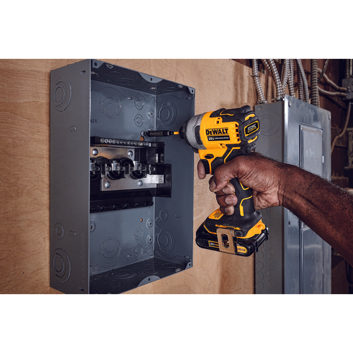 DEWALT DCF809C2 ATOMIC 20V MAX* BRUSHLESS CORDLESS COMPACT 1/4 IN. IMPACT  DRIVER KIT 2 BATTERY KIT